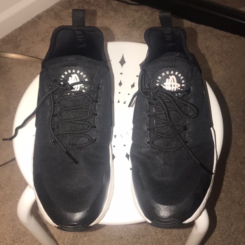 Black Nike huarache size 8.5